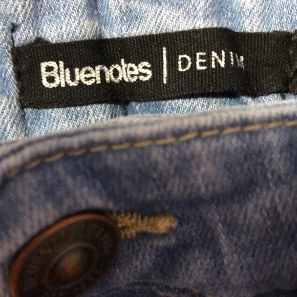 Light wash denim shorts with pink flowers - Picture 4 of 5